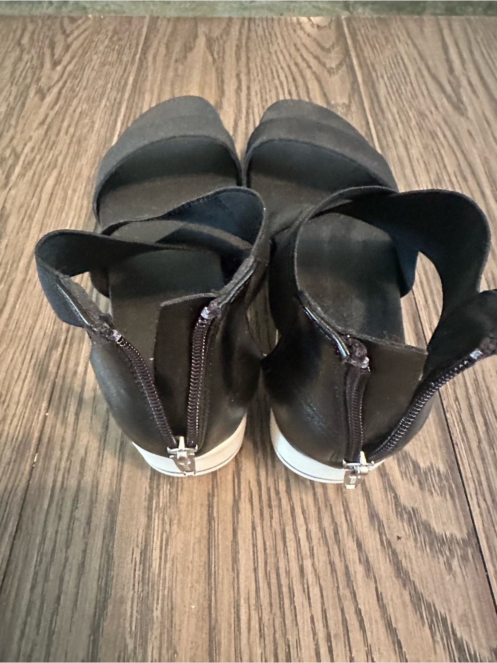 Time and Tru Black Crisscross Elastic Zip Back Sandals - Picture 3 of 4